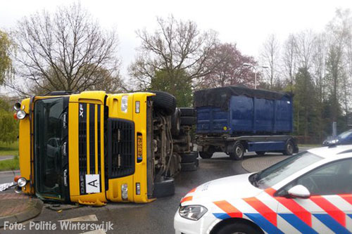 Vrachtwagen op rotonde in Winterswijk gekanteld [+foto's]