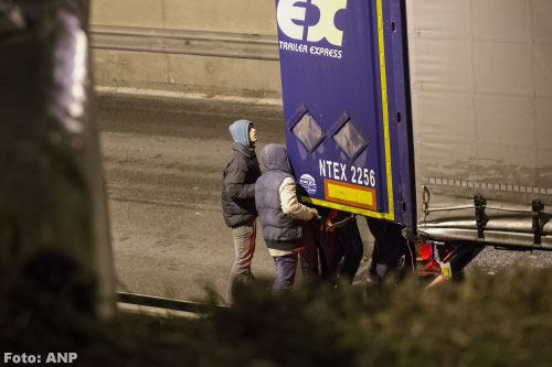 Vluchtelingen gered uit vrachtwagen na wanhopig sms'je 