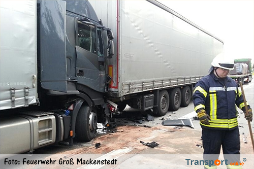 Vrachtwagenchauffeur rijdt in op file op Duitse A1: twee gewonden [+foto's]