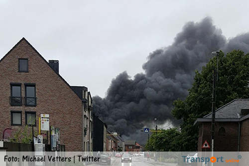Grote brand in loods met vrachtwagens in Belgische Westmeerbeek [+foto's]