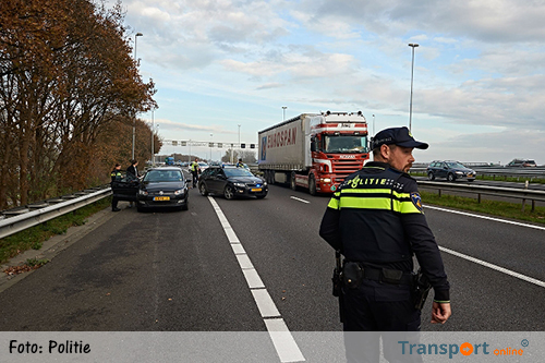 Politie zoekt vrachtwagenchauffeur na aanrijding Beneluxtunnel [+foto]