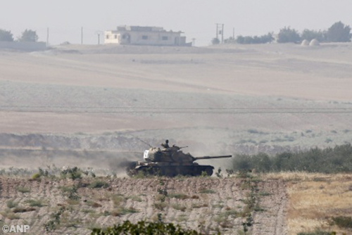 Turkse tanks rijden Syrië binnen 