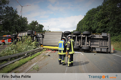 Vrachtwagen met hout na klapband dwars door vangrail op Duitse A44 [+foto's]