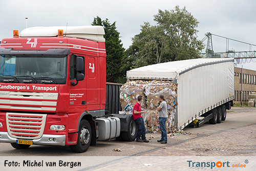 Vrachtwagentrailer met oud papier losgeschoten in Beverwijk [+foto]