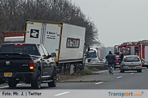 Vrachtwagen in middenberm na onwel worden chauffeur op A76 [+foto]