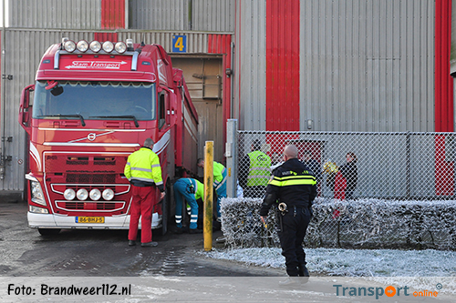 Vrachtwagenchauffeur valt uit cabine in Waalwijk [+foto]