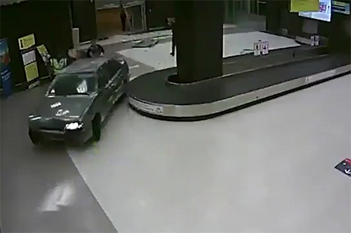 Dronken automobilist scheurt door luchthaven [+video]