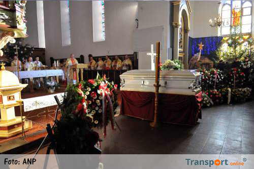 Eerbetoon tijdens begrafenis Poolse vrachtwagenchauffeur Lukasz Urban [+video's]
