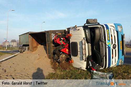 Vrachtwagen met zand gekanteld [+foto]