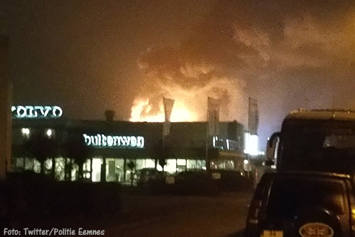 Grote brand in Baarns garagebedrijf [+foto]