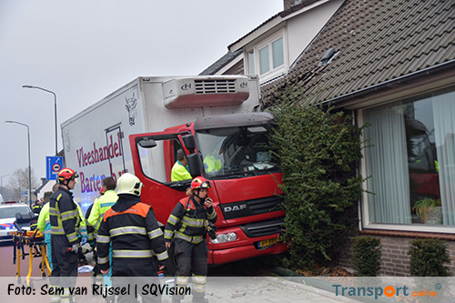 Kleine vrachtwagen rijdt tegen woning in Geldrop [+foto]