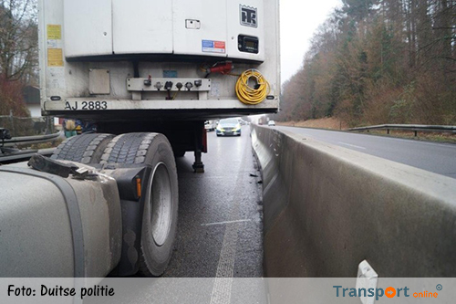 Vrachtwagen verliest midden op snelweg koeloplegger [+foto]