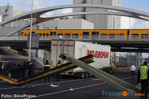 Vrachtwagen te hoog voor hoogtebescherming in Zwolle [+foto]