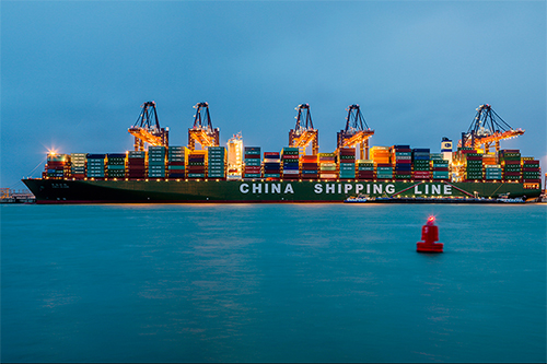 Containerschip 'CSCL Indian Ocean' aan de grond bij Hamburg [+video]