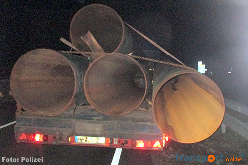 Ladingzekering breekt: vier stalen buizen dreigen van vrachtwagen te vallen [+foto's]
