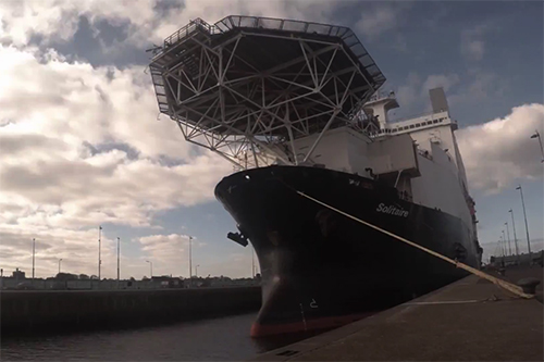 397 meter lang schip de 'MV Solotaire' komt aan in Amsterdamse haven [+video]