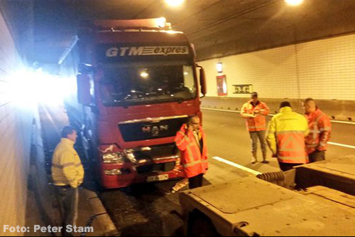Ongeval met twee vrachtwagens zorgt voor fikse vertragingen bij Noordtunnel [+foto]