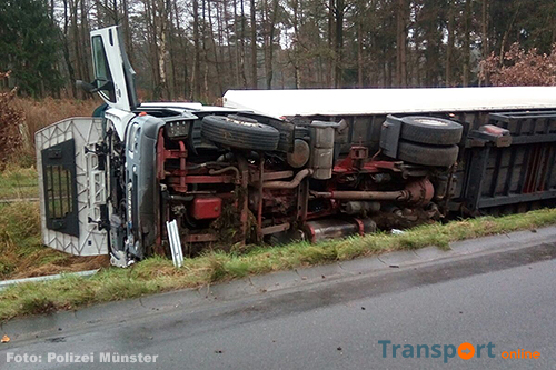 Vrachtwagen gekanteld op Duitse A31 [+foto]