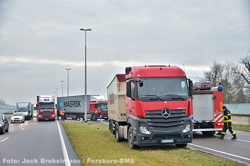 Vrachtwagens na aanrijding door de berm op N261 [+foto]