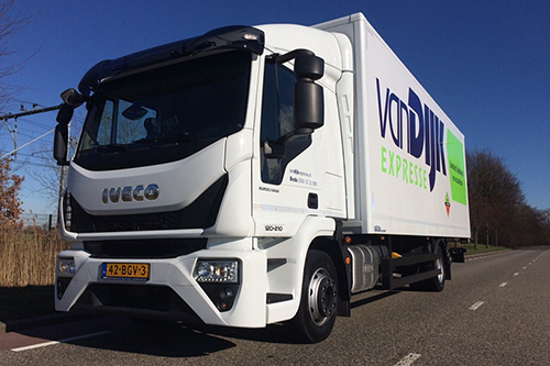Eerste IVECO Eurocargo 'Truck of the Year 2016' voor Van Dijk Expresse BV