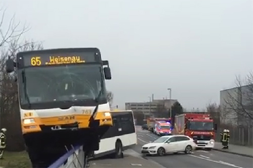 Bus blijft op brugleuning hangen na aanrijding met auto [+video's]