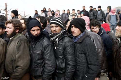 Tienduizenden vluchtelingen bij Turkse grens