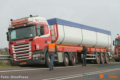Vrachtwagen vast in de berm van de N31 in Harlingen [+foto]