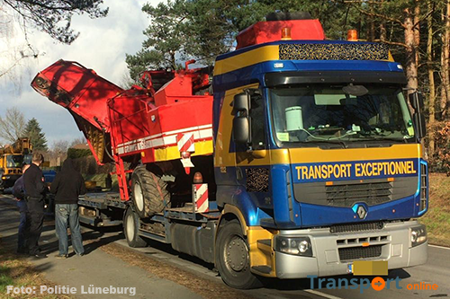 Nederlandse vrachtwagen met aardappelrooier knalt tegen Duitse spoorbrug [+foto's]