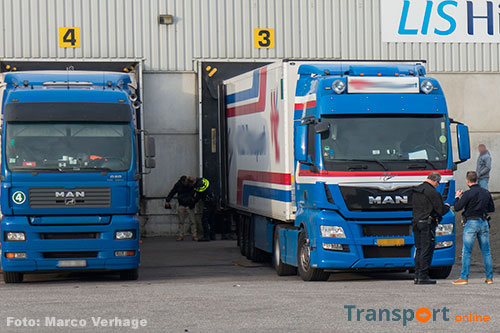 Vluchtelingen  ontdekt in vrachtwagen in Moerdijk [+foto]
