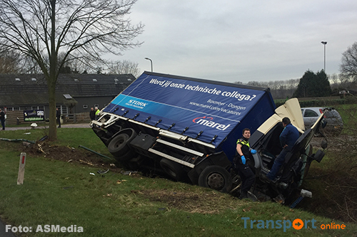 Vrachtwagen in de sloot na dodelijke aanrijding met personenauto in Oploo [+foto]