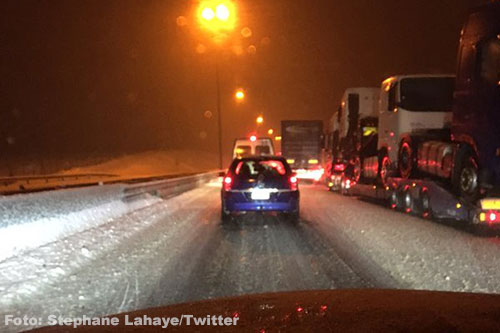 Sneeuwchaos België en Luxemburg: chauffeurs al urenlang vast op E25 en E411 [+foto's]