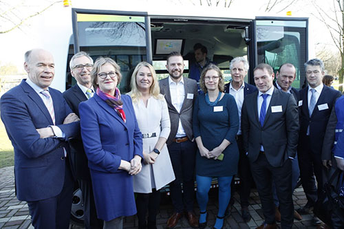 Minister Schultz geeft startschot voor testfase zelfrijdende bus, WEpod, in Wageningen