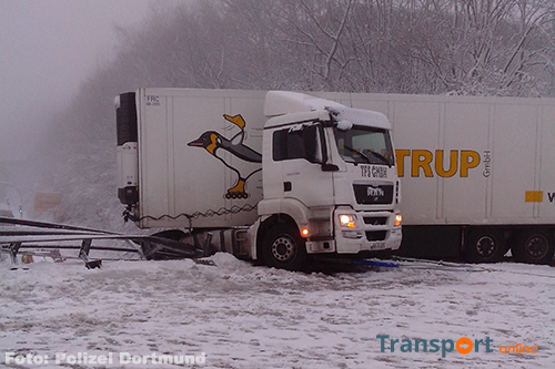 Vrachtwagen rijdt door brugleuning: automobilisten urenlang in de kou [+foto]