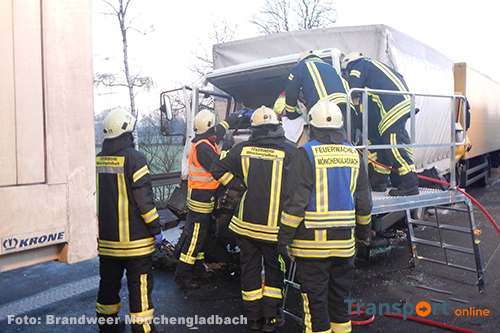 Ernstig ongeval met drie vrachtwagens op Duitse A52: twee gewonden [+foto's] 