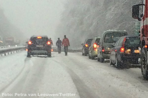 Vrachtwagen rijverbod op Belgische E25 door sneeuw [+foto's]