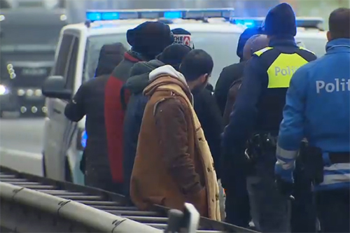 Belgische politie haalt 11 vluchtelingen van de snelweg [+video]