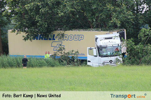 Vrachtwagen van de A1 geraakt bij Holten [+foto]