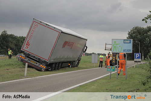 Vrachtwagen staat op kantelen op A28 na onwel worden vrachtwagenchauffeur [+foto&video]