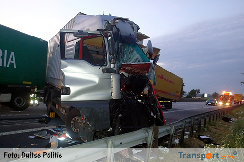 77-jarige vrachtwagenchauffeur rijdt in op file op Duitse A61 [+foto]
