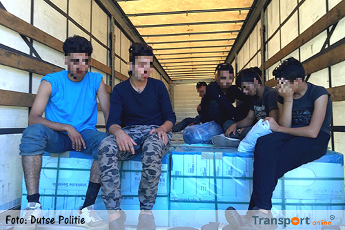 Acht illegalen in vrachtwagen van Bulgaar gevonden [+foto]