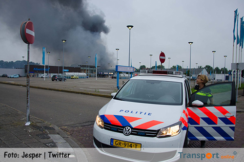 Asbest vrijgekomen bij brand autobedrijf Hofman in Vlissingen [+foto's & video]