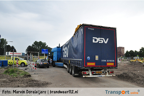 Vrachtwagen vast onder viaduct in Waalwijk, chauffeur door het lint [+foto]
