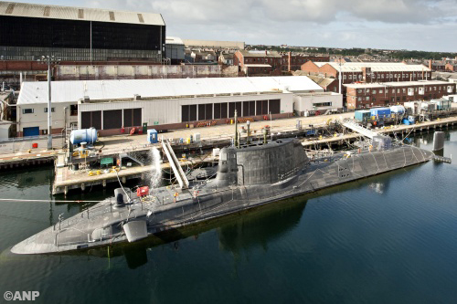 Britse atoomonderzeeër 'HMS Ambush' ramt vrachtschip [+foto] 