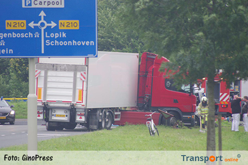Ongeval met twee vrachtwagens en auto in IJsselstein [+foto's]
