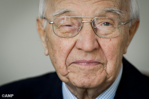 Oud-premier Piet de Jong (101) overleden