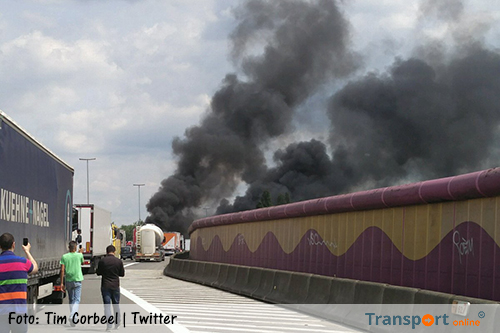 Twee vrachtwagens in brand op Belgische E17 [+foto's&video]