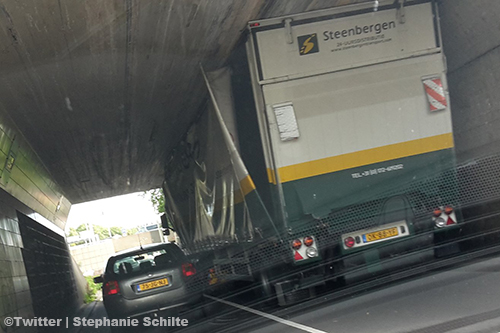 Vrachtwagen vast onder viaduct bij Maastunnel [+foto]
