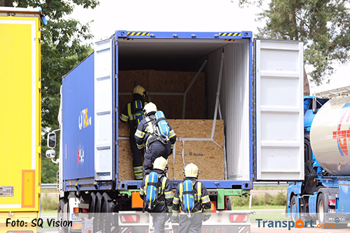 Onbekende stof lekt uit vrachtwagen met gevaarlijke stoffen langs A67 [+foto]