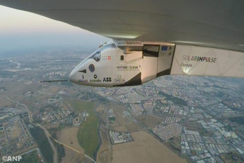 Solar Impulse geland in Sevilla na vlucht over Atlantische Oceaan