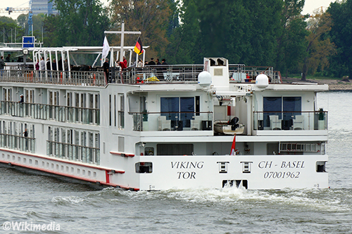 Cruiseschip 'Viking Tor' vaart op Donau tegen brugpijler [+foto's]